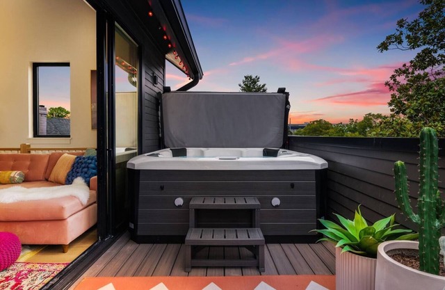 Livin' Luxe on Music Row | Rooftop Hot Tub + Walk to Cafes
