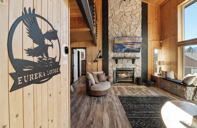 New Remodel*Arcade*Hot Tub*Air Conditioning*Lake 2 Miles*Mountain Views/Trails