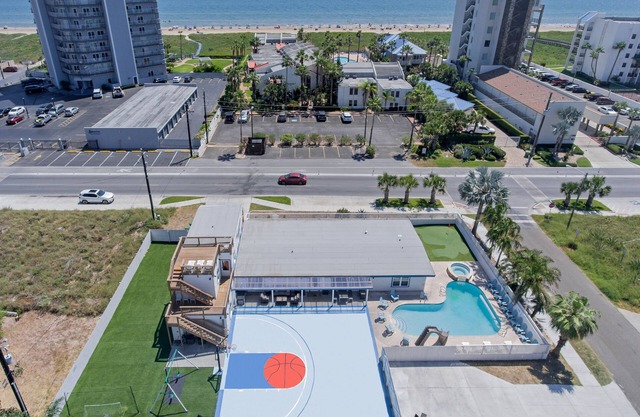 Vista a la playa / Baloncesto CRT / Golf Putting Green / Tobogán acuático / Piscina climatizada de gran tamaño y jacuzzi.