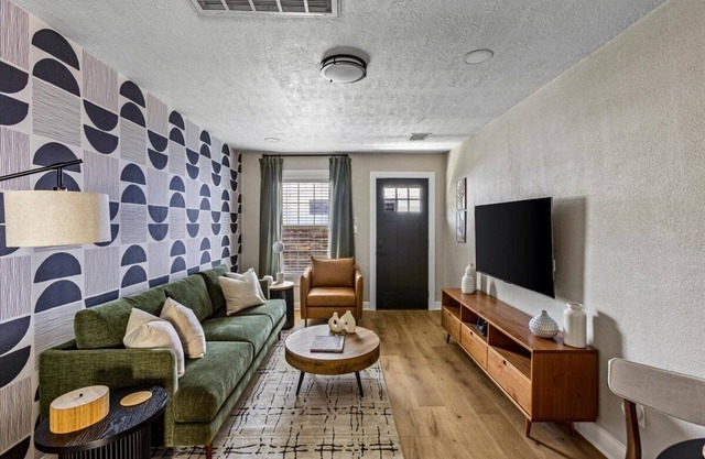 NEW- Remodeled/Chic/Downtown/MedCenter/Conference