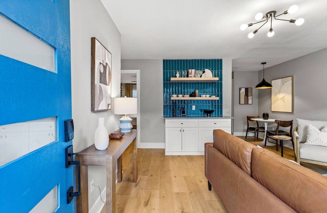 NEW Remodeled Heights Luxury/High End/King Bed/Walk to Trail/Nespresso