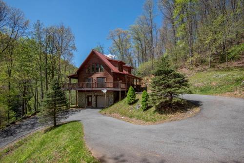 New River Front Log Cabin- 30 Mins to Skiing, Fire Pit, Dogs OK