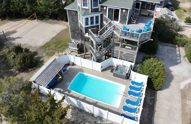 NEW!! SEMI-OCEANFRONT-Waves, NC: 4-bdrm/private pool w/tiki bar-TREASURE CHEST!