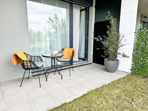 New studio, King bed, Free parking, Terrace