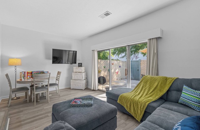 New-SunshineShores modern beachhome-walk to beach!