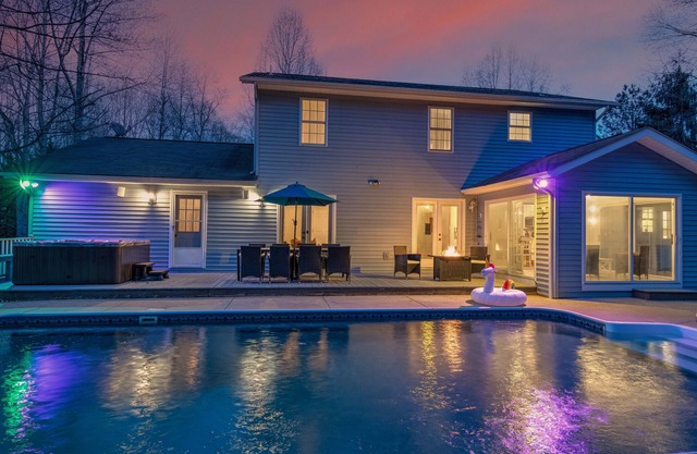 NEW! The Meadow Lounge & Spa | 10 Mins to Downtown
