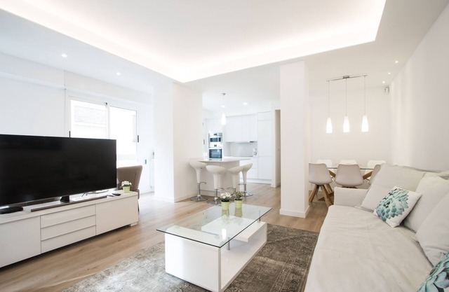 * Nuevo en HA * Hermoso apartamento con aire acondicionado, a 4 minutos de la playa, en el centro de la ciudad.