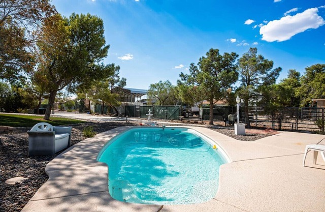 New! Vegas Pool Paradise 4BR BBQ Sleeps 14
