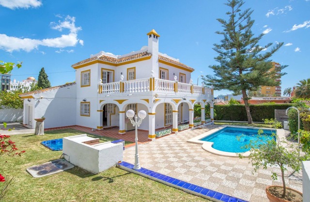 ¡¡¡NUEVO!!! Villa, piscina climatizada, jacuzzi- 5 minutos a pie de la playa, cerca de Puerto Marina