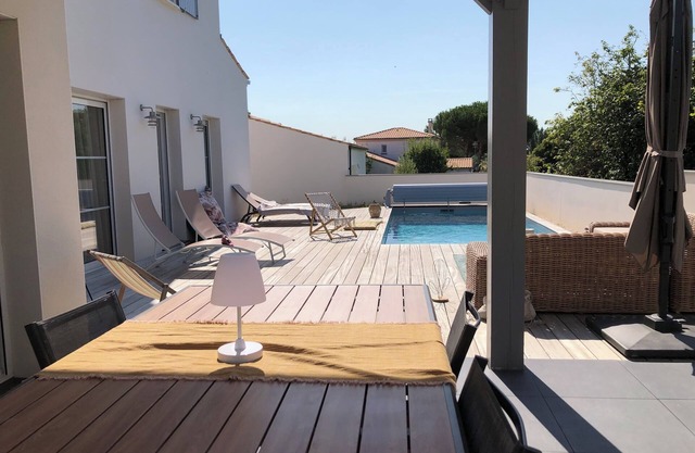 New villa with heated pool, sleeps 10, quiet area in St Palais