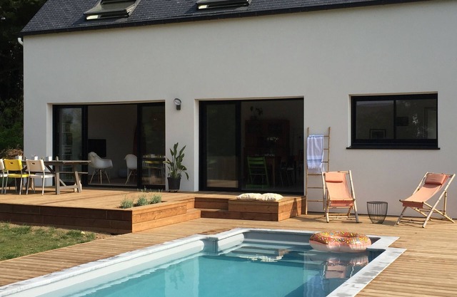 Villa nueva con piscina privada climatizada.