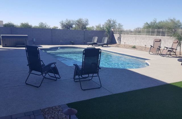 Nueva casa estilo centro turístico, plano de planta abierto en Buckeye con piscina climatizada y bañera de hidromasaje