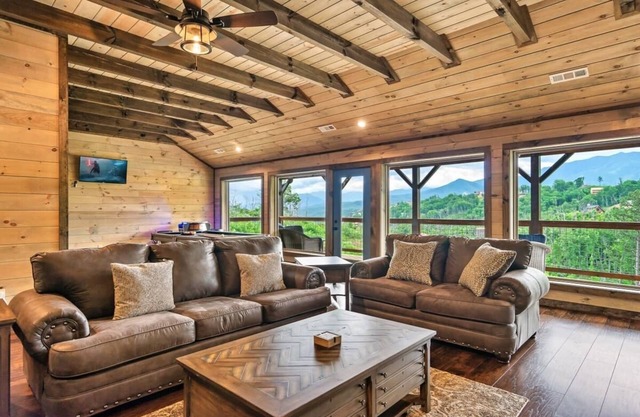 NEWLY BUILT Amazing View Chalet Perfect Location