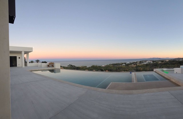 Newly Built Modern living with incredible views!