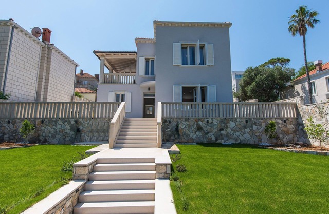 Villa Bond de nueva construcción - Belleza construida en 1927. por el agente doble Dusan Popov