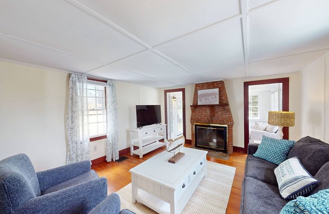 Newly furnished-Enjoy sun drenched days w/ gentle breezes & fragrant salt air