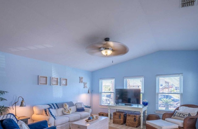 Newly Listed - Walk to the Beach !! Located off of 11th St. Small Fenced Yard. Dogs ok. King bed