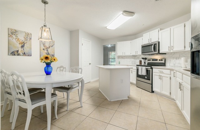 Newly re-modeled, Spacious and Clean home in Great neighborhood - 65'' SmartTV!