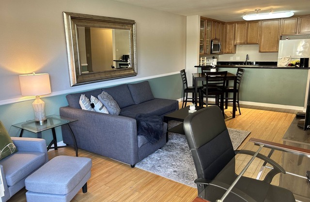 Newly remodeled condo walking distance to restaurants/ bars