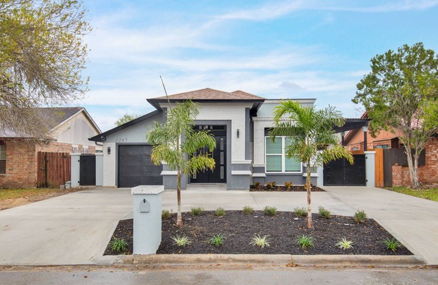 Newly Remodeled Modern Great Location 4BR 7 Beds Close to Many Attractions