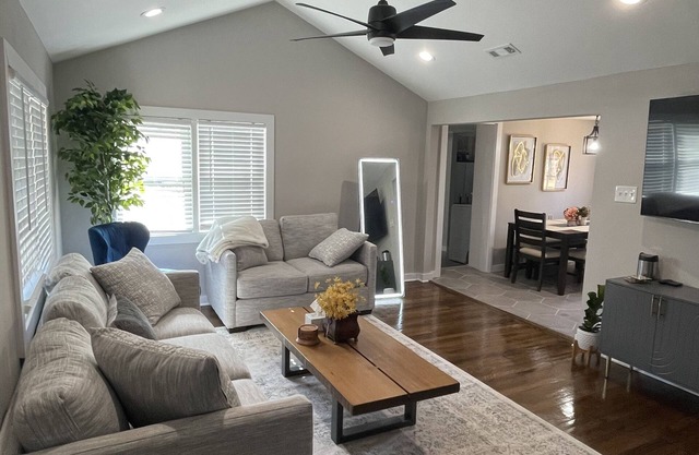 Newly remodeled, private house/ NEW JACUZZI-mins from highway