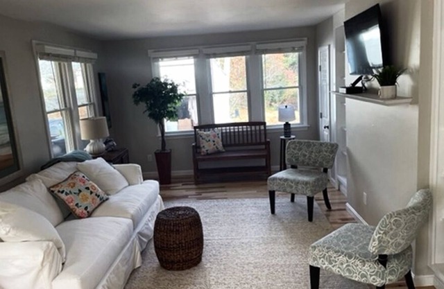 Newly Rennovated House Sleeping 7 in charming Orleans Neighborhood