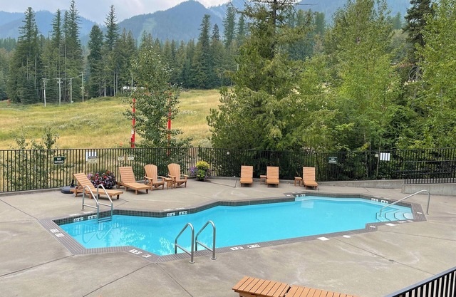 Newly Renovated 2 Bedroom Ski In / Out l Sleeps 5 Adults