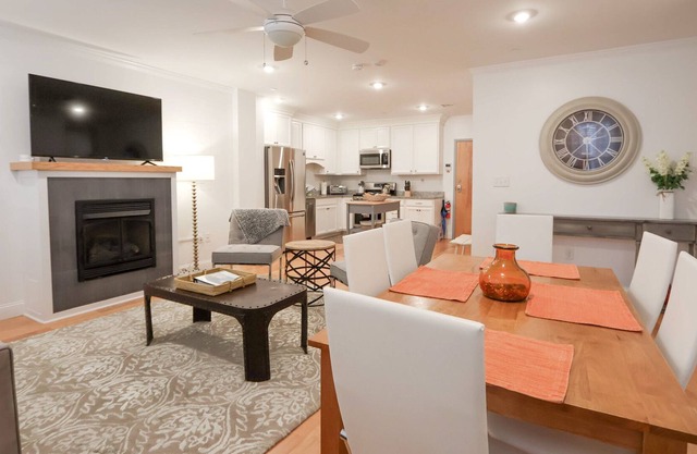 Newly Renovated, 2B 2BA unit with elevator