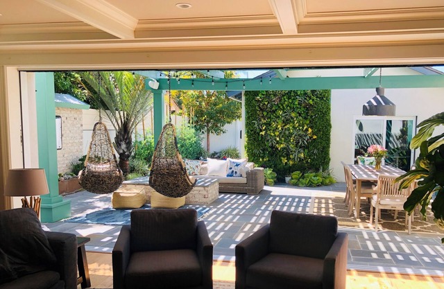 Hermosa casa recientemente renovada de Coronado, a pie de playa / tiendas