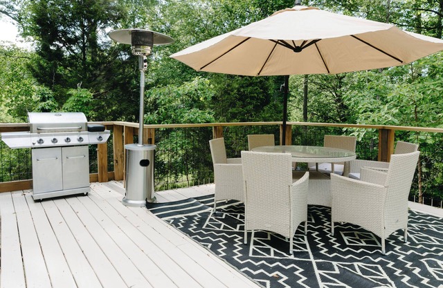 Newly Renovated + King Suite, 4 Queens, Fire pit, Grill + Creek Views