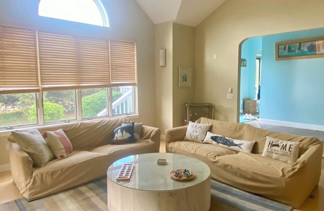 PASEO POR LA PLAYA-LARGE Y SERENE HOME EN CARRETERA PRIVADA EN EL NORTE DE TRURO