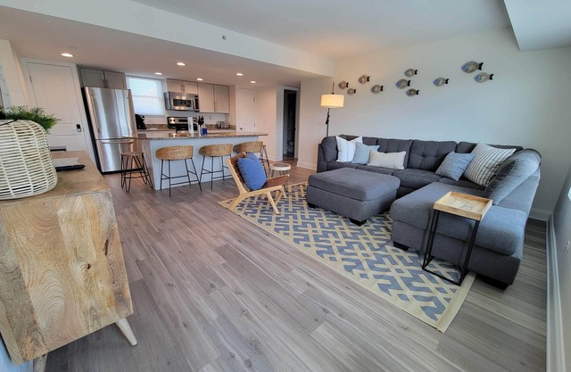 Newly Renovated Modern 2 Bed/2 Bath Condo w/ Pool 1 Block to Beach
