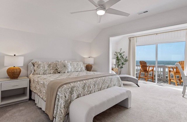 Hermosa, remodelada 5 Br 4 Bth casa frente al mar con piscina privada climatizada.