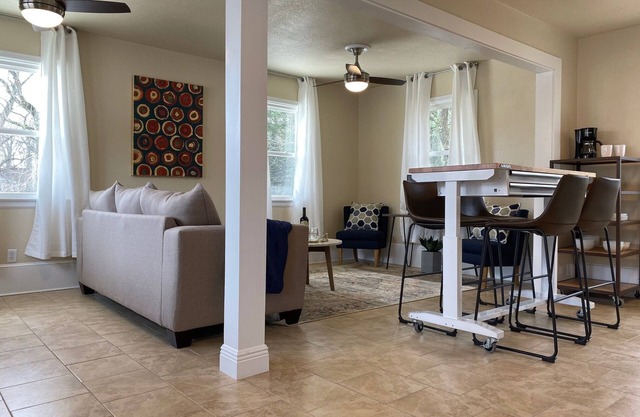 Recién renovado 1 BR / 1 BA Cottage cerca del centro de Hendersonville-600 sq. Ft.