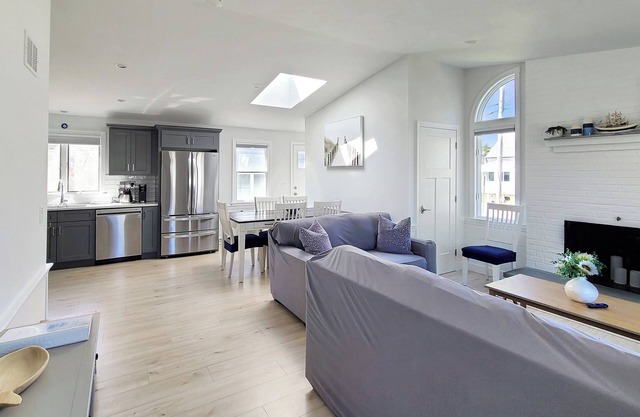Newly Renovated 3BD--Central A/C, Enclosed Outdoor Shower, Bike or Walk to New Silver Beach, Only 0.5 Mi