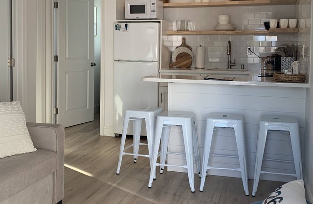 Newly Renovated Cottage, 2.5 blocks from beach!