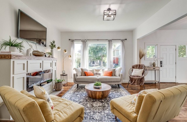 Newly Renovated Villa|🚶1min from Plaza District|Hot Tub|🎱Pool Table|🐶Friendly