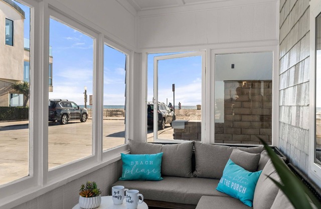 Newly Updated! - Oceanview Sea Gem Cottage- Bikes/ Boards,10 sec walk to beach