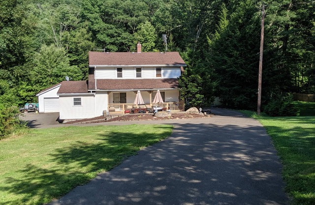 HERMOSA CASA PRIVADA ACTUALIZADA EN UN ACRE CON PATIO NATURAL CREEK