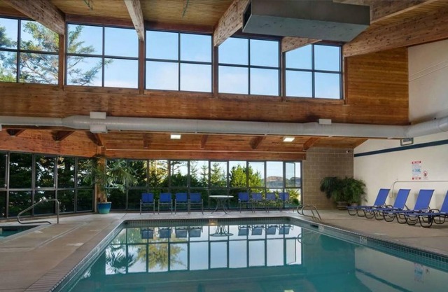 Newport's Best Escape! Indoor Swimming Pool, Ocean View, Free Parking!
