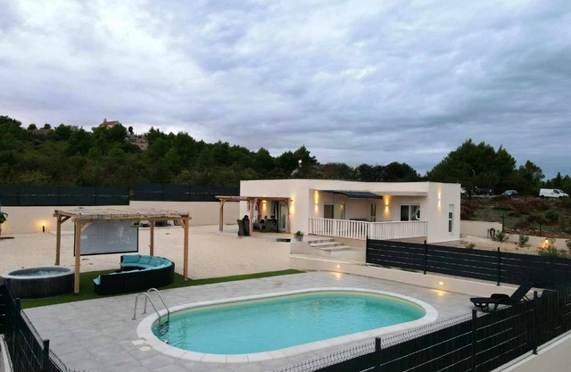 Familly house with heated pool WHITOUT CHEMICAL,jacuzzi&cinema projector