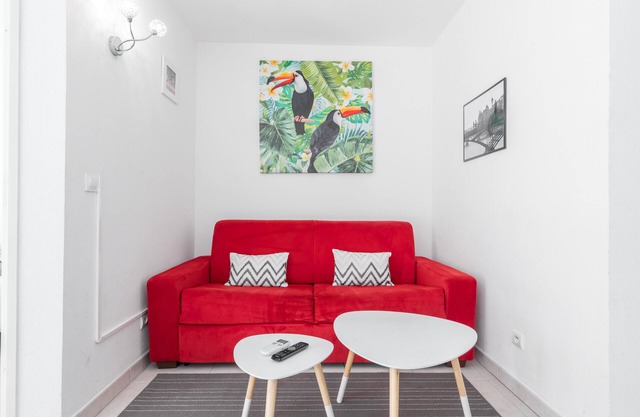 Bonito apartamento de 2 habitaciones con aire con, terraza, parking gratuito.