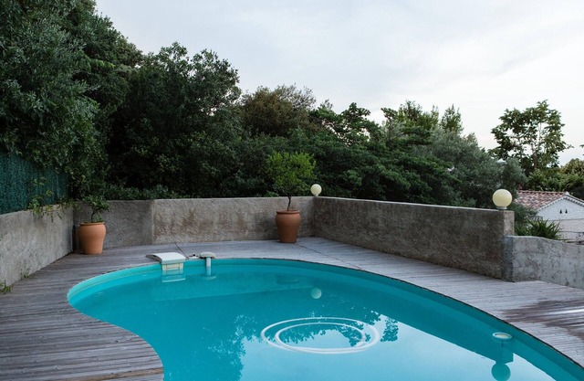 Bonita piscina de 2 habitaciones en Nimes