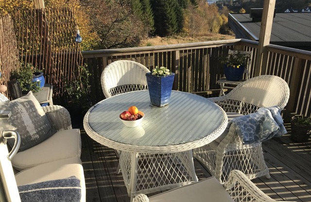 Bonito apartamento de 3 dormitorios con acceso por escalera y porche soleado.
