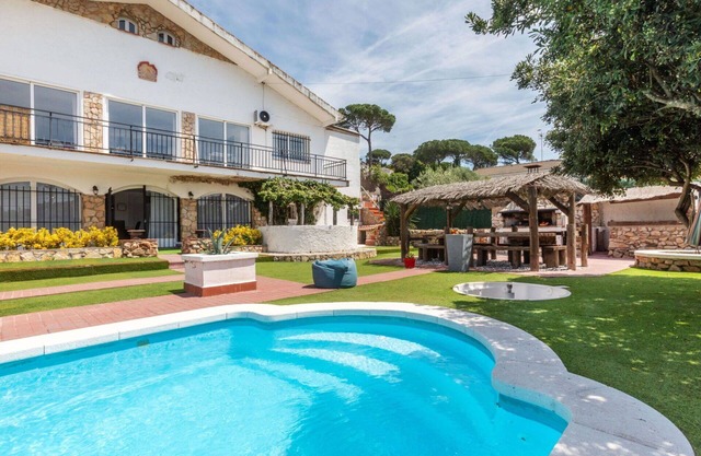 Precioso apartamento en villa con A/C, WIFI, piscina privada, TV, patio y aparcamiento