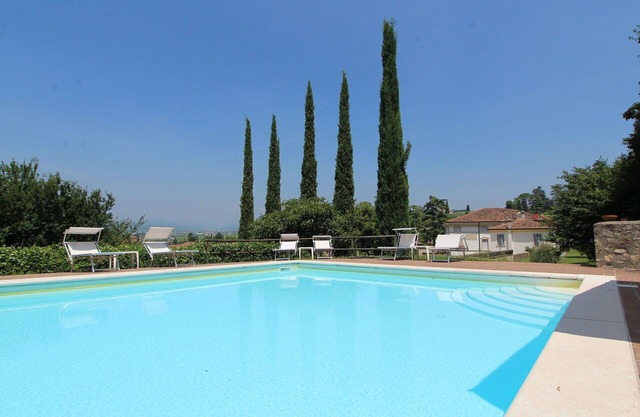 Acogedor apartamento para 8 personas con A/C, WIFI, piscina, TV y aparcamiento, cerca de Verona