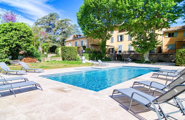 Acogedor apartamento en villa para 8 personas con piscina, WIFI, TV, terraza y aparcamiento