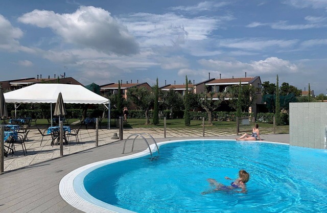Hermoso apartamento con A/C, WIFI, piscina, TV, balcón, mascotas permitida y aparcamiento