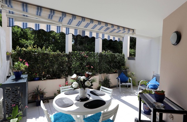 Muy bonito apartamento con aire acondicionado junto al mar con piscina y garage
