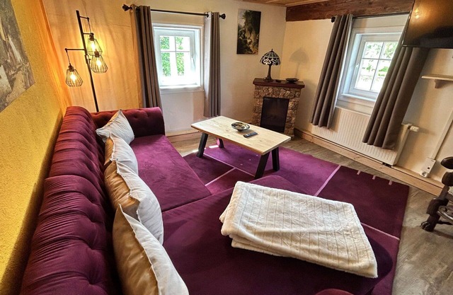 Bonito apartamento con WIFI, bañera de hidromasaje, TV, patio, mascotas permitida y aparcamiento